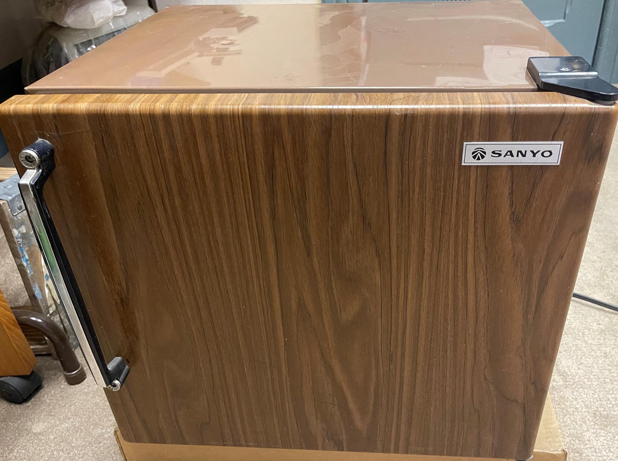 sanyo mini fridge vintage