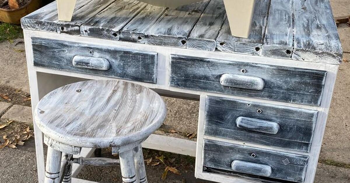 Shop Fox Sandblaster, Desk, and Stool for 220 in San Antonio