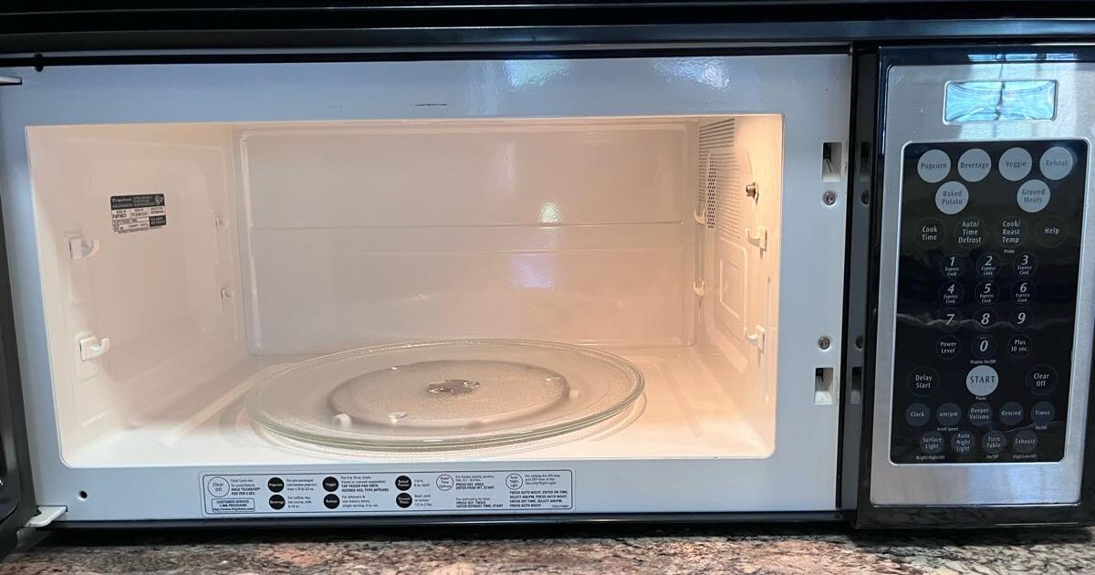 30 “ Frigidaire microwave with exhaust excellent condition for Free in