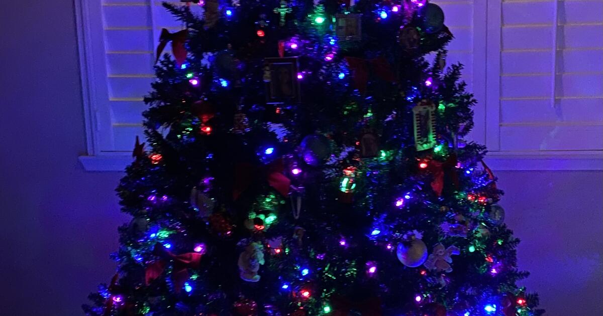 7 1/2 ft Artificial Christmas Tree with rolling storage bag for 50 in