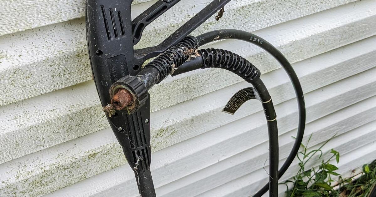 Durabuilt Pressure Washer with Attachments. Not tested, hose attachment