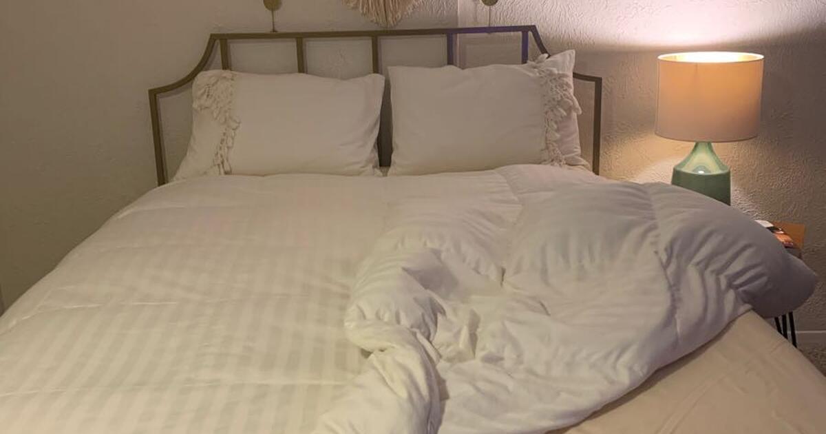 Queen size bedroom set BARELY USED MATTRESS for 500 in Lansing, MI