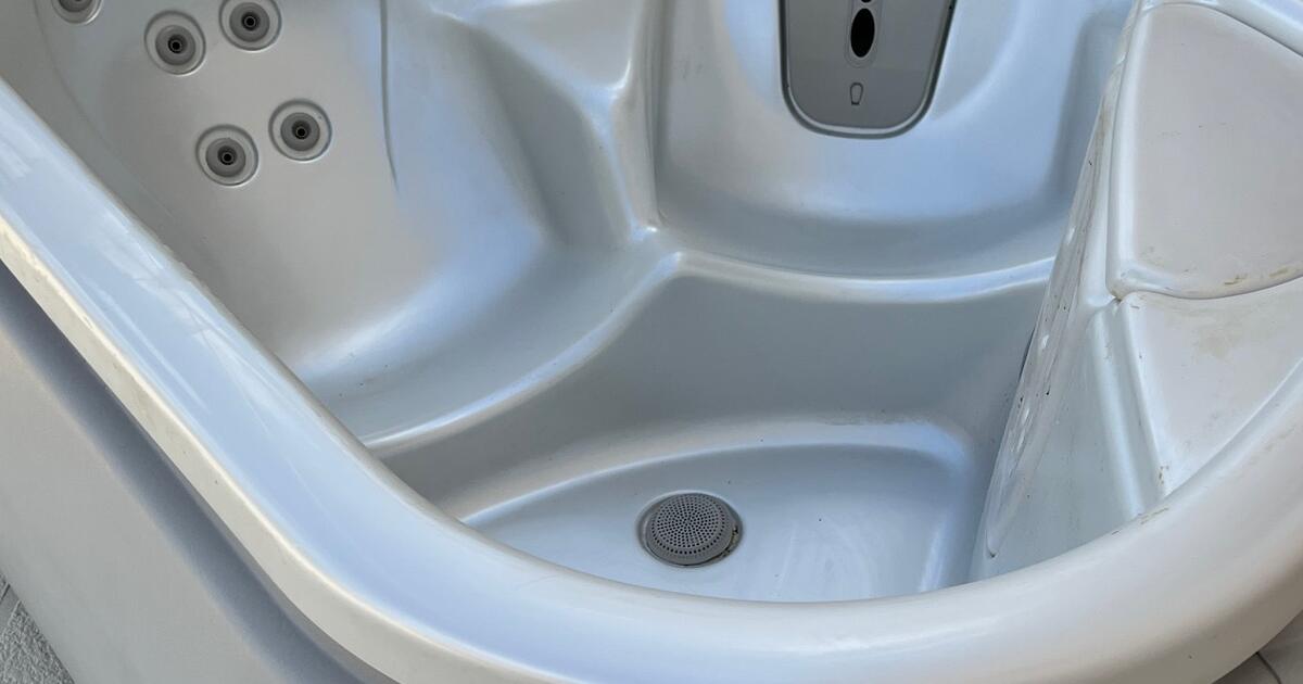 FREE Solana 2 Person Hot Tub for Free in Clermont, FL For Sale