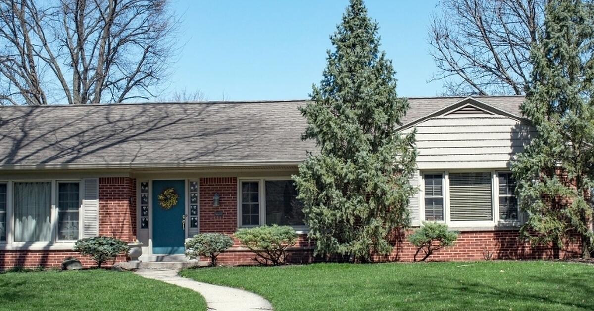 For Rent, Large Furnished House, 222 Brownstown Exit for Free in