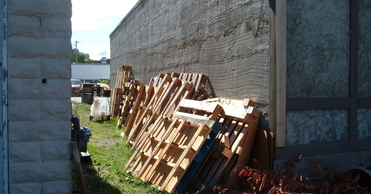 FREE WOOD PALLETS APROX 20 !!! GREAT FOR CAMP WOOD, CRAFT PROJECTS