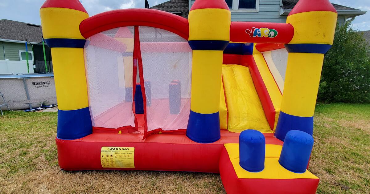 Bounce House (Castle, .04mm thick vinyl, with blower) Moving Sale for