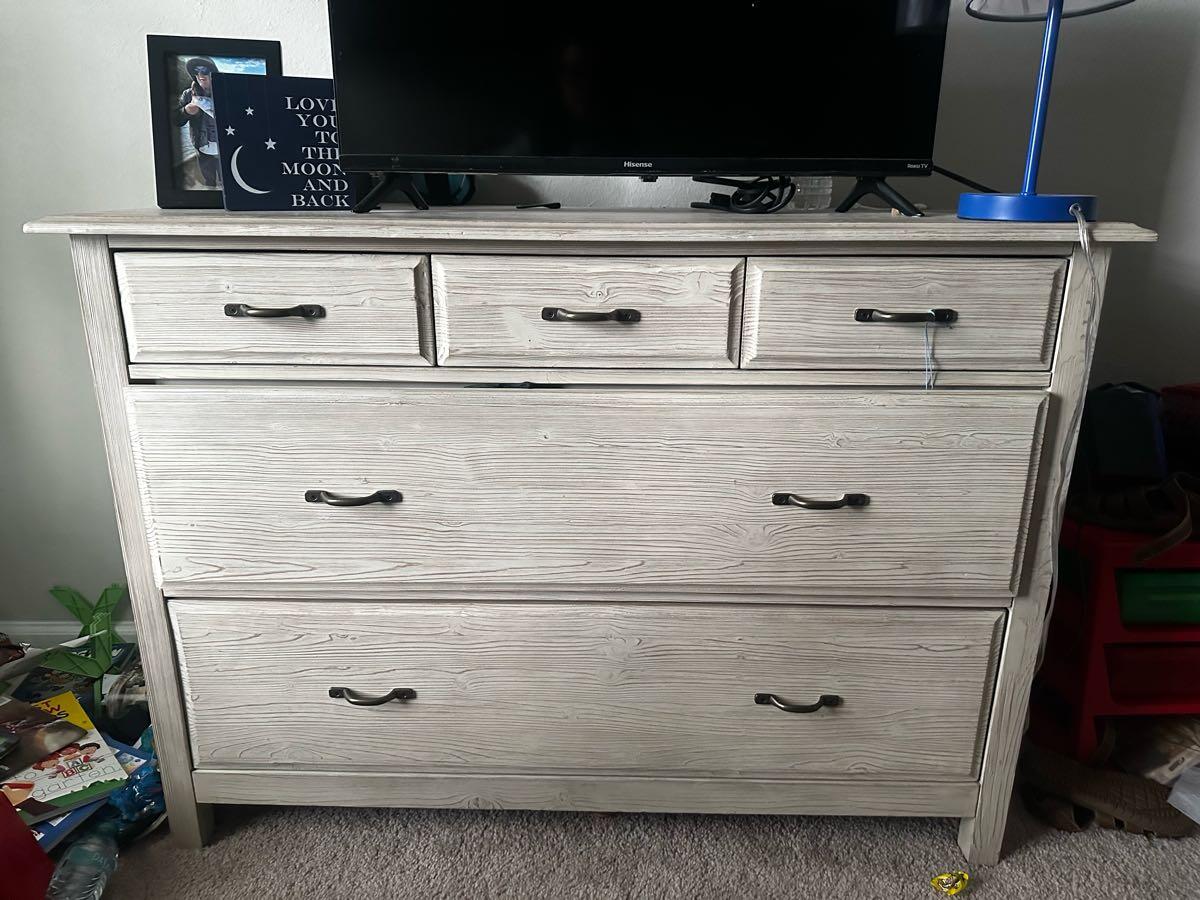 Wooden Dresser with 5 Drawers