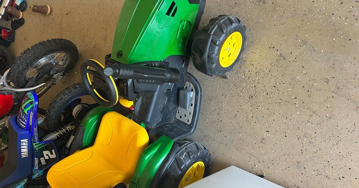 john deere ride on kids tractor for 60 in Floresville, TX For Sale