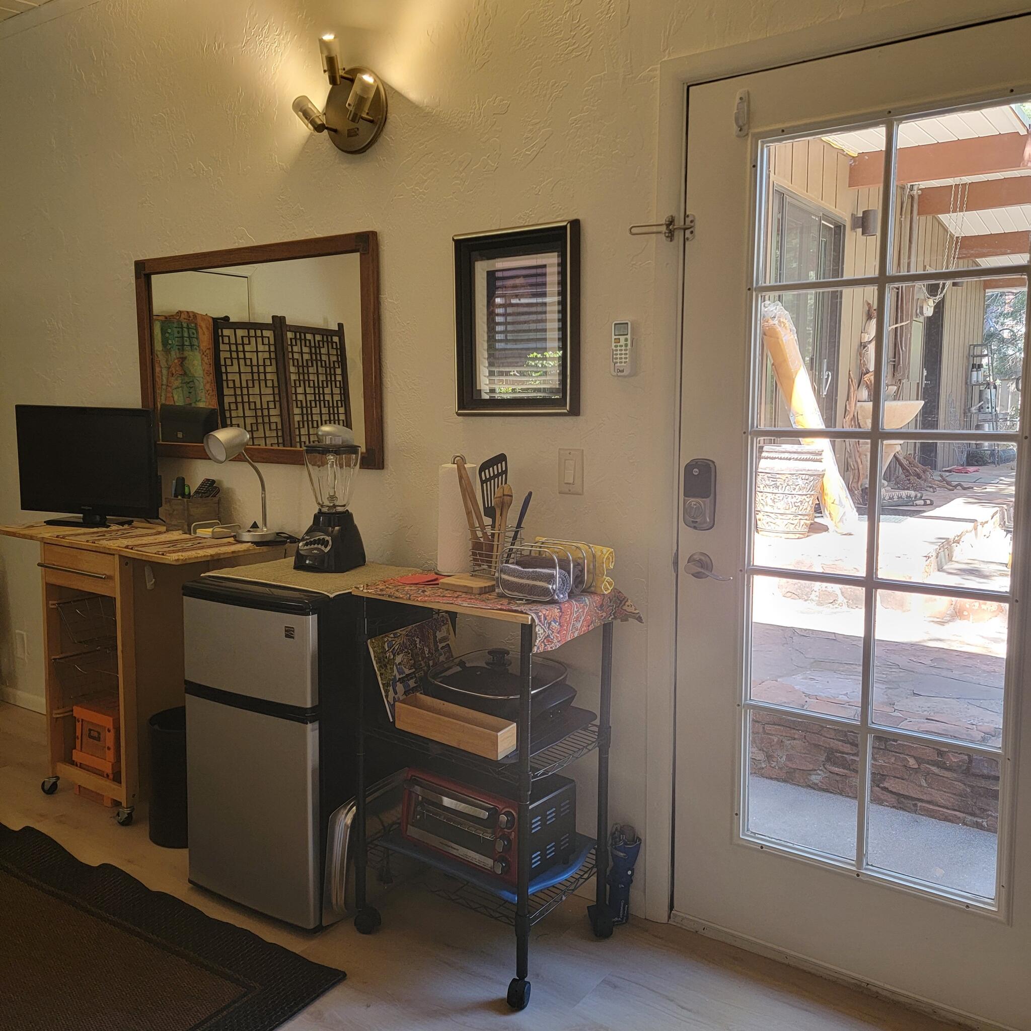 Casita studio apartment. walk to trails and main highway right in W