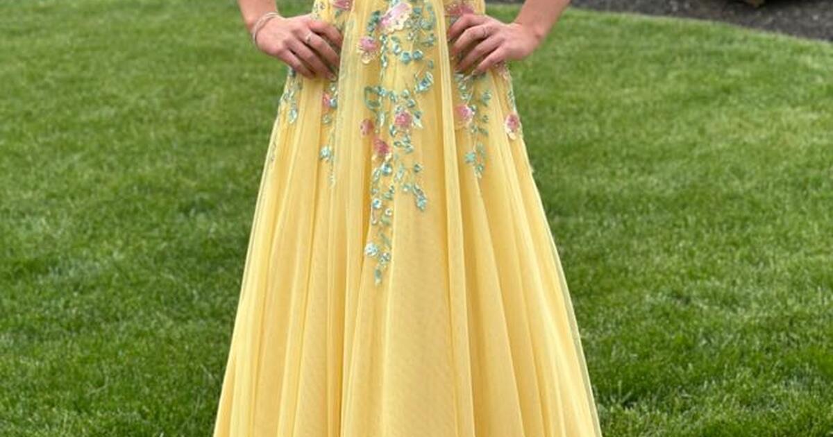 Beautiful Yellow Prom Dress for 50 in Muncie, IN For Sale & Free