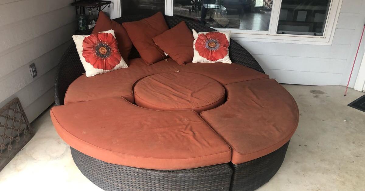 Front gate patio furniture for 500 in Kingsland, TX For Sale & Free