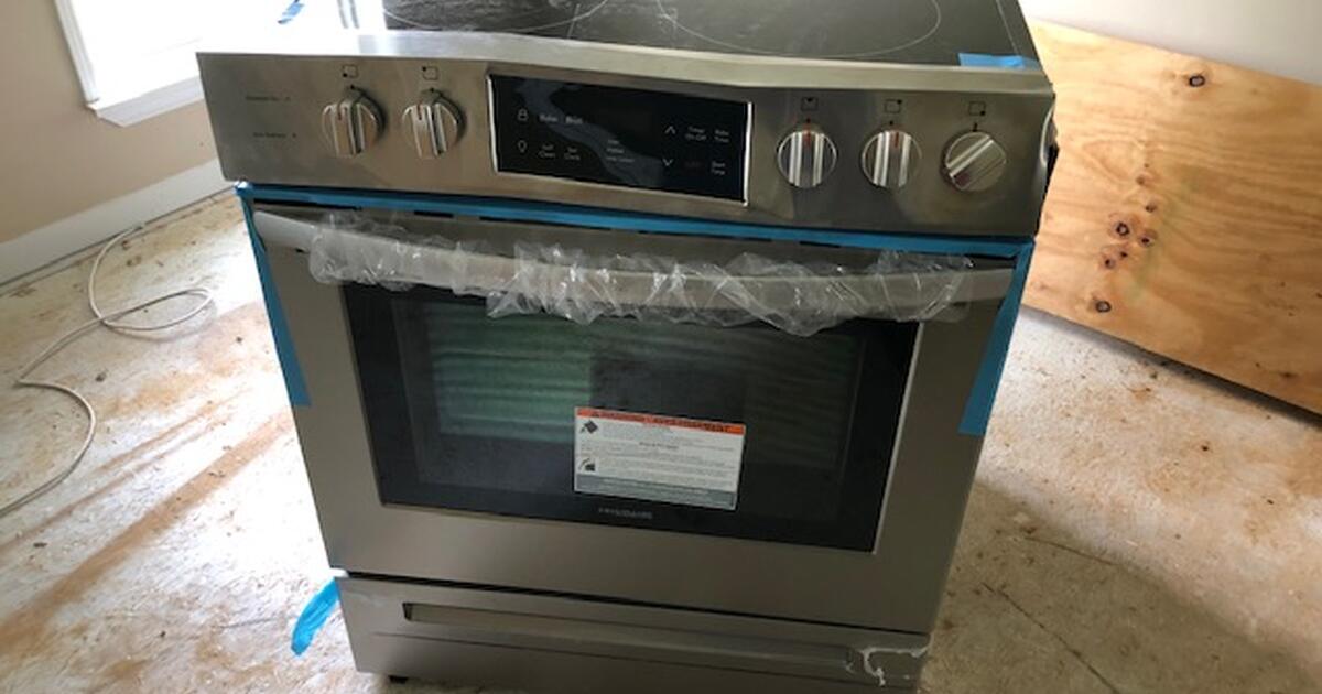 New Electric Range 30" slightly damaged for 275 in Longs, SC For