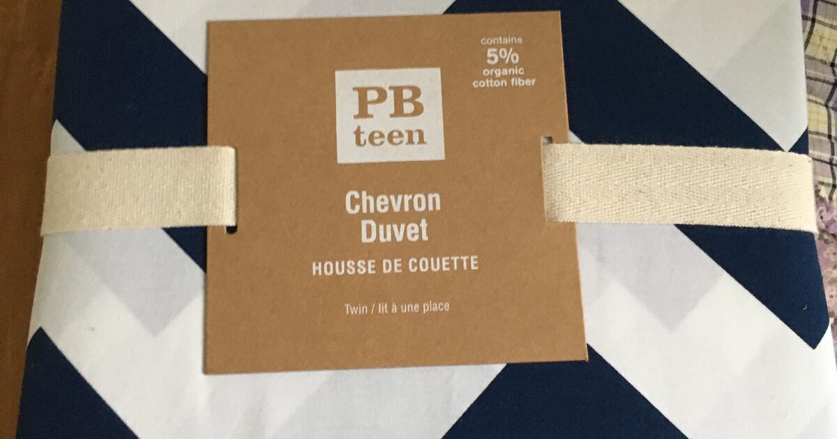 New Pottery Barn Navy. White Duvet cover for 40 in Virginia Beach, VA