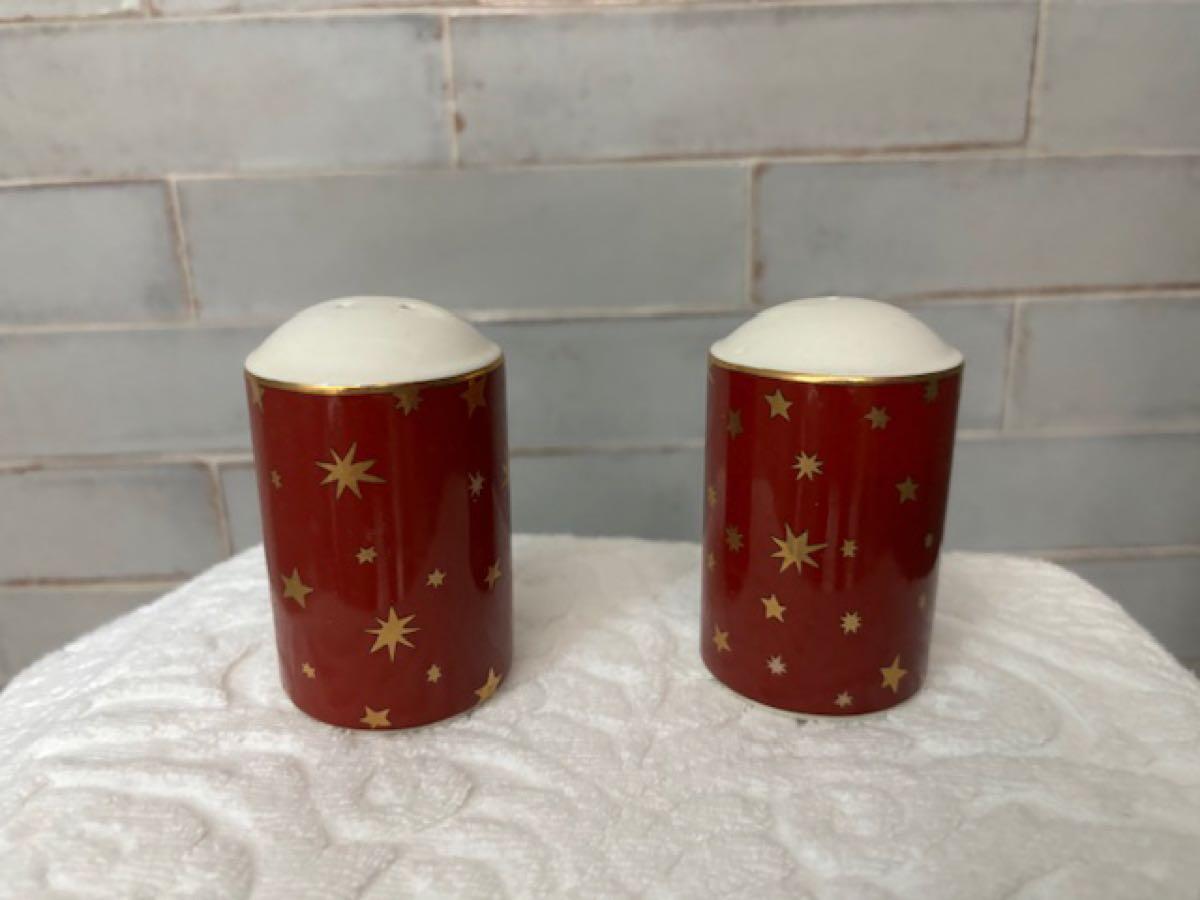 New in Box Vintage Sakura Galaxy Red Salt & Pepper Shakers SET 14K GOLD Stars ⭐️