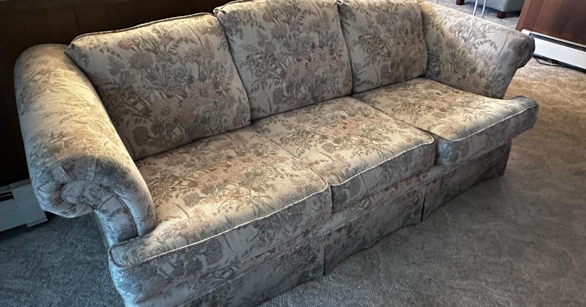 free-couch-broyhill-for-free-in-manchester-nh-for-sale-free
