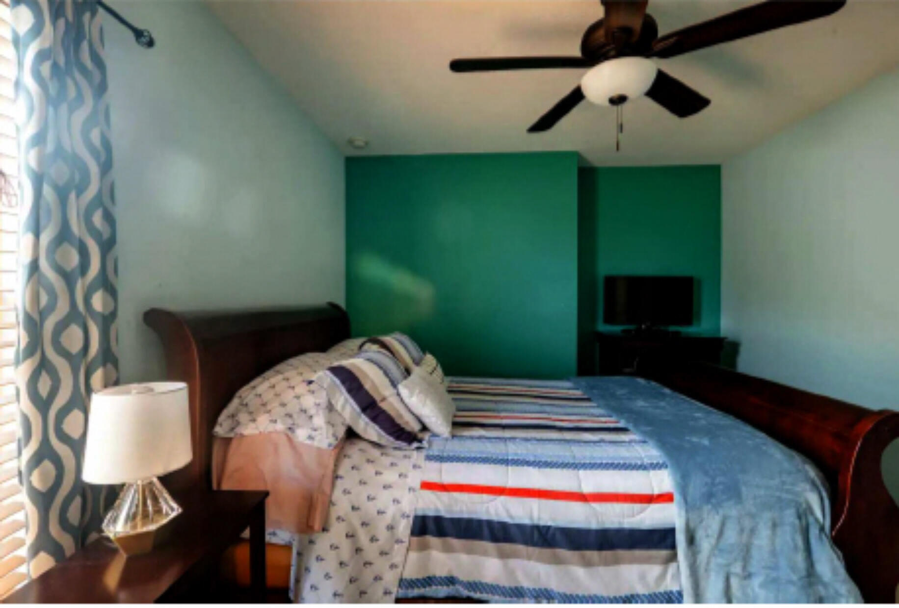 Rooms with share bathroom for rent in a pool house for 900 in Port St