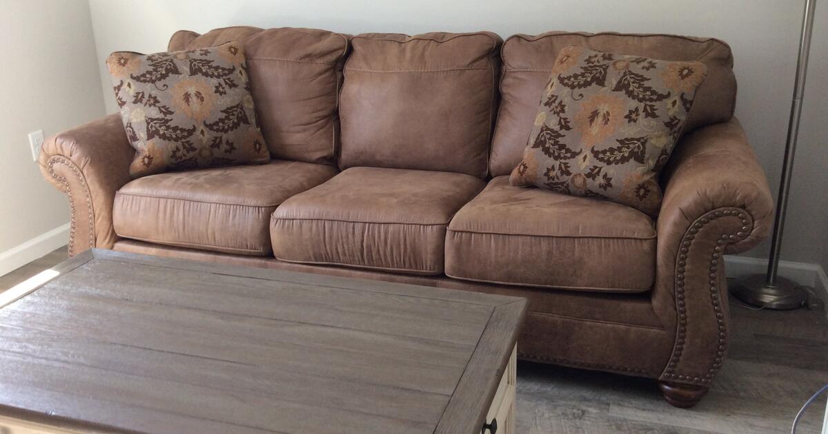 Larkinhurst Queen Sofa Sleeper MOVING, MUST SELL for 400 in Hot