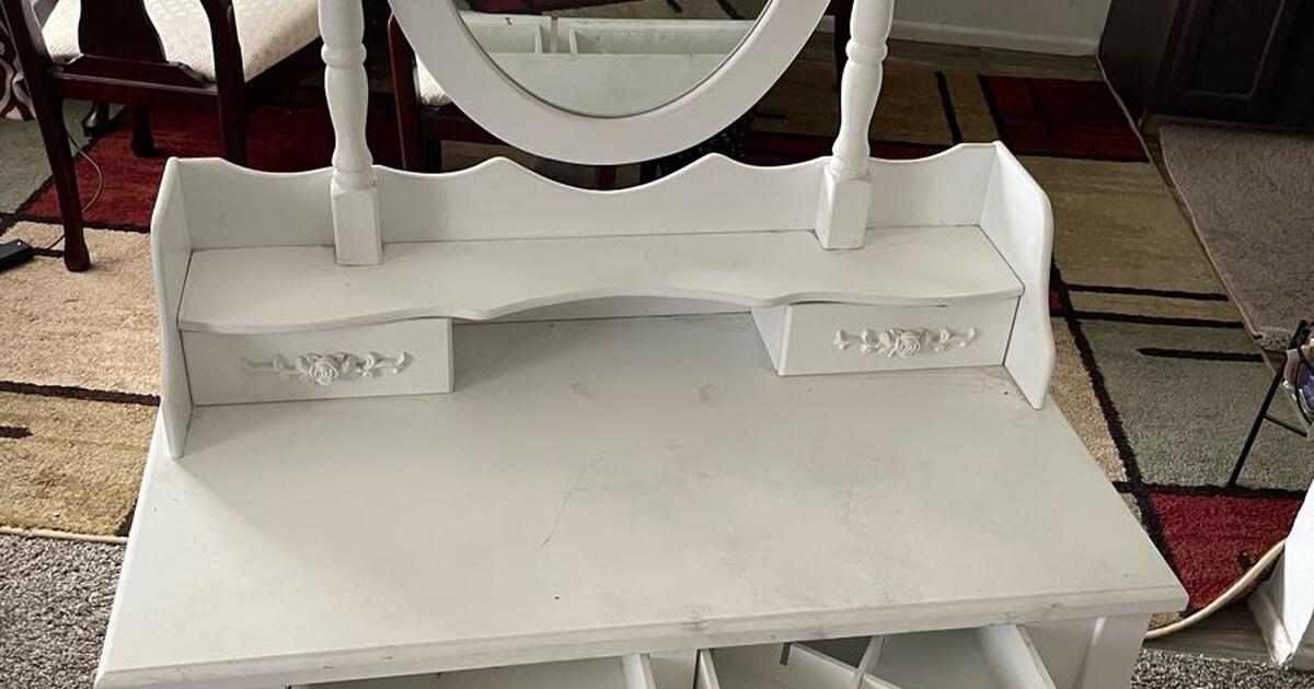 Makeup desk for cheap for 90 in Albuquerque, NM Finds — Nextdoor