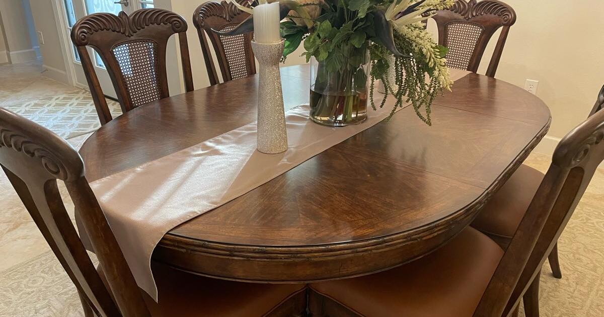 Tommy Bahama Dining Table and 8 Chairs (Dining Set) for $245 in Naples ...