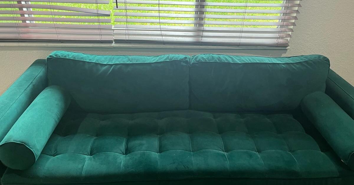 Green tuft velvet couche for 245 in Fort Lauderdale, FL For Sale