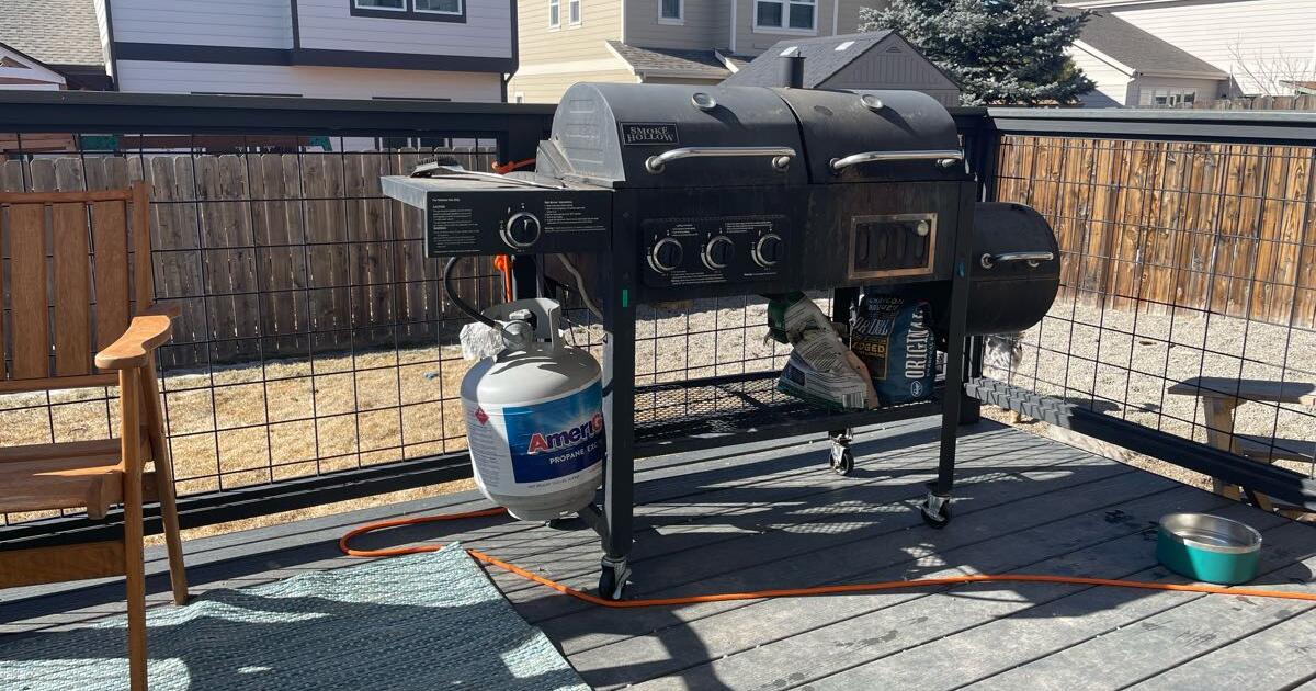 Smoke Hollow Propane grill and smoker for 20 in Colorado Springs, CO