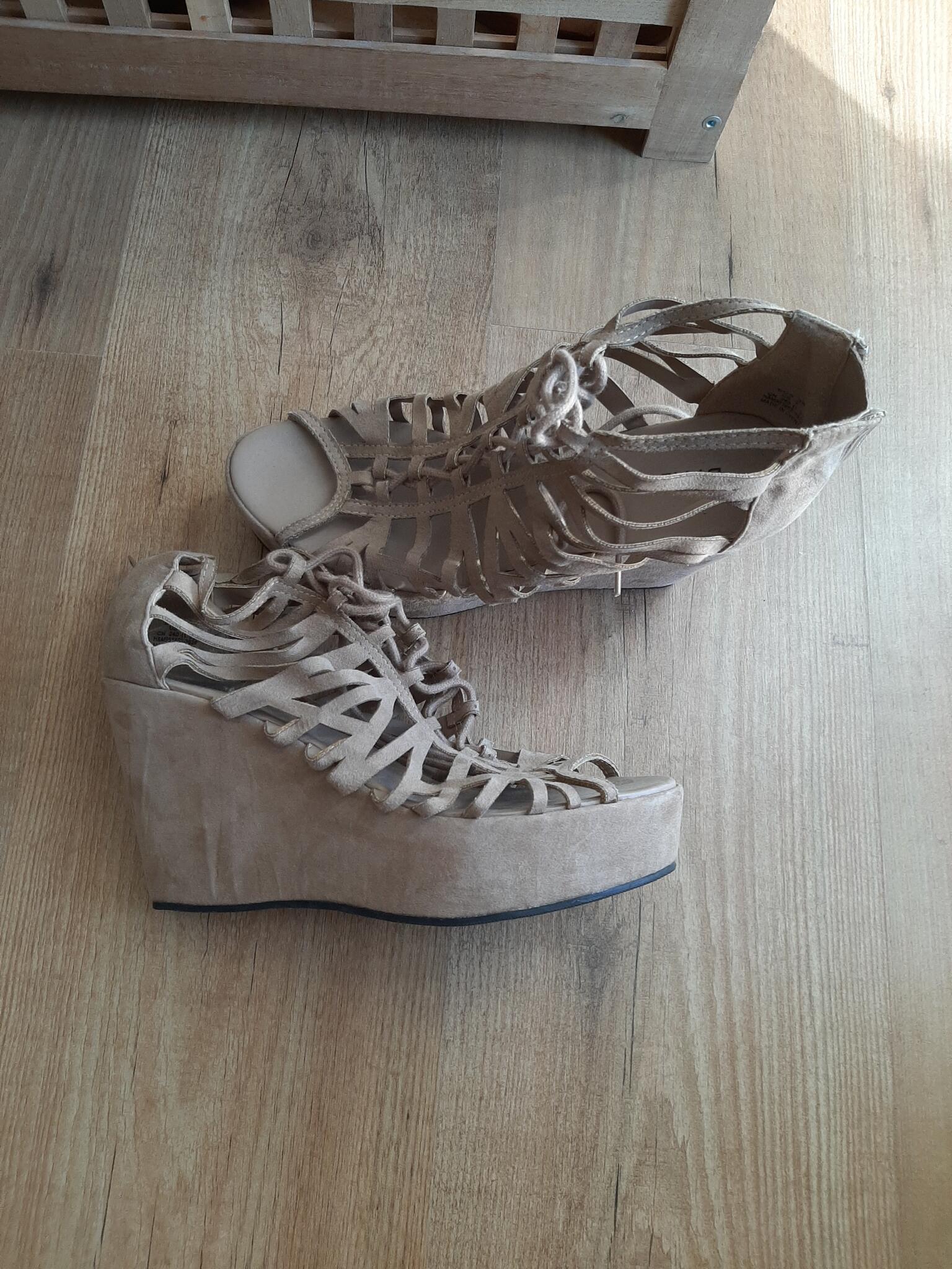 Leuke Open Schoenen Met Sleehak, Niet Gedragen Voor 7 € In Lent, GL |  Gratis/Te Koop — Nextdoor