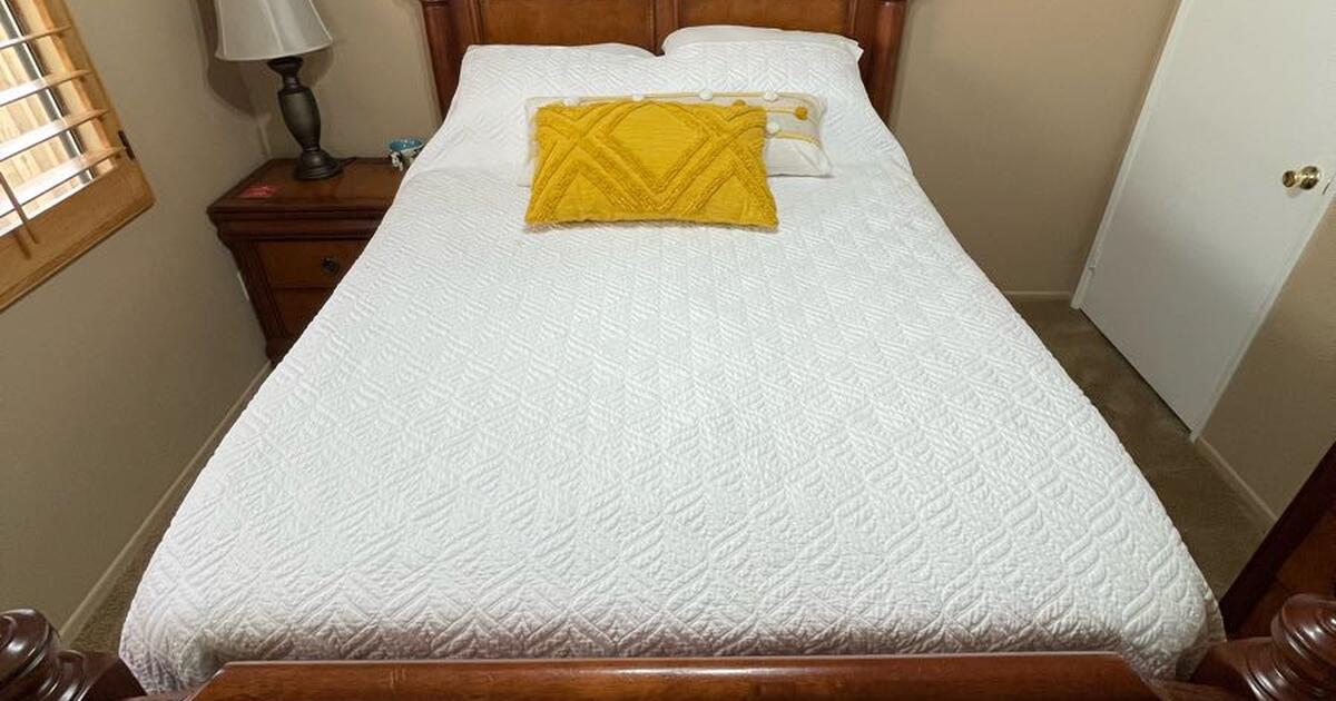 Queen Size Bed Set/Dresser/Nightstands for 175 in La Quinta, CA For