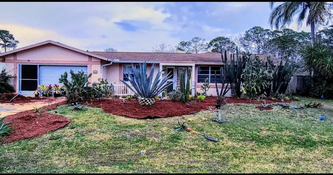 Utilities included!Near beaches! Near Holland Park! COMMUNITY center