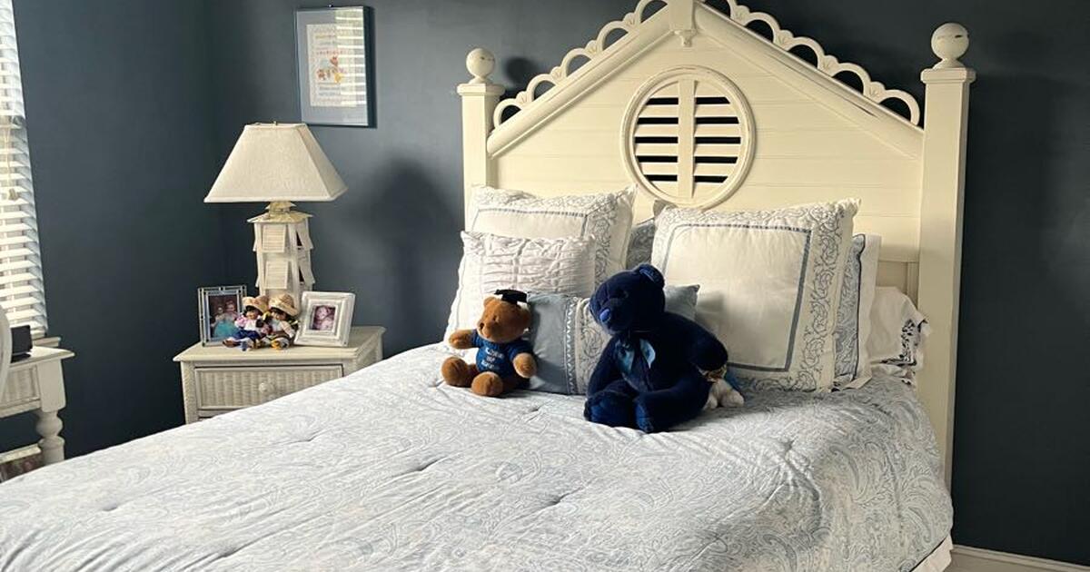 Queen 6 piece bedding comforter set for 30 in Naples, FL For Sale