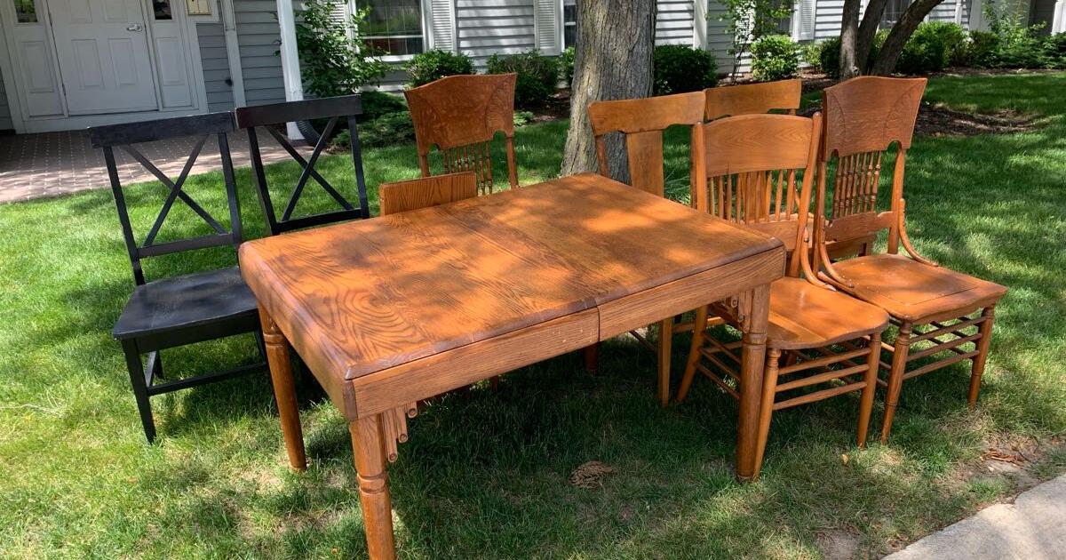 Curb alert table and chairs for free in naperville il for sale