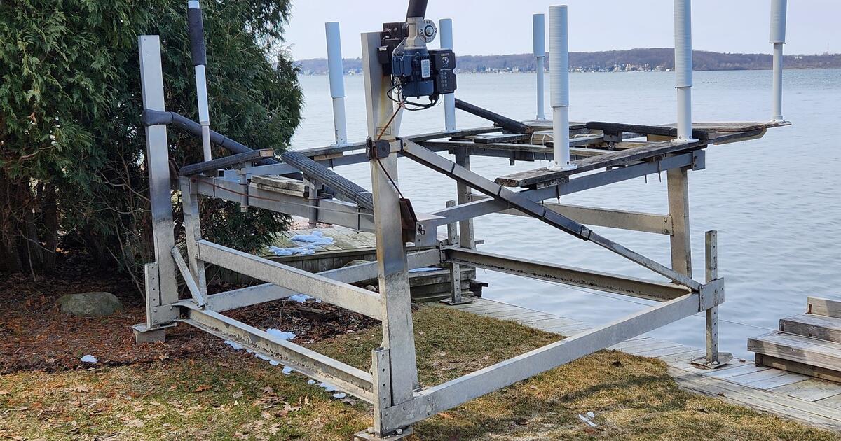 Boat Lift on Pewaukee Lake for 525 in Pewaukee, WI Finds — Nextdoor