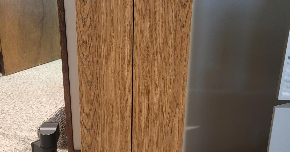 Beautiful solid oak CD tower storage unit. 192 capacity for 50 in