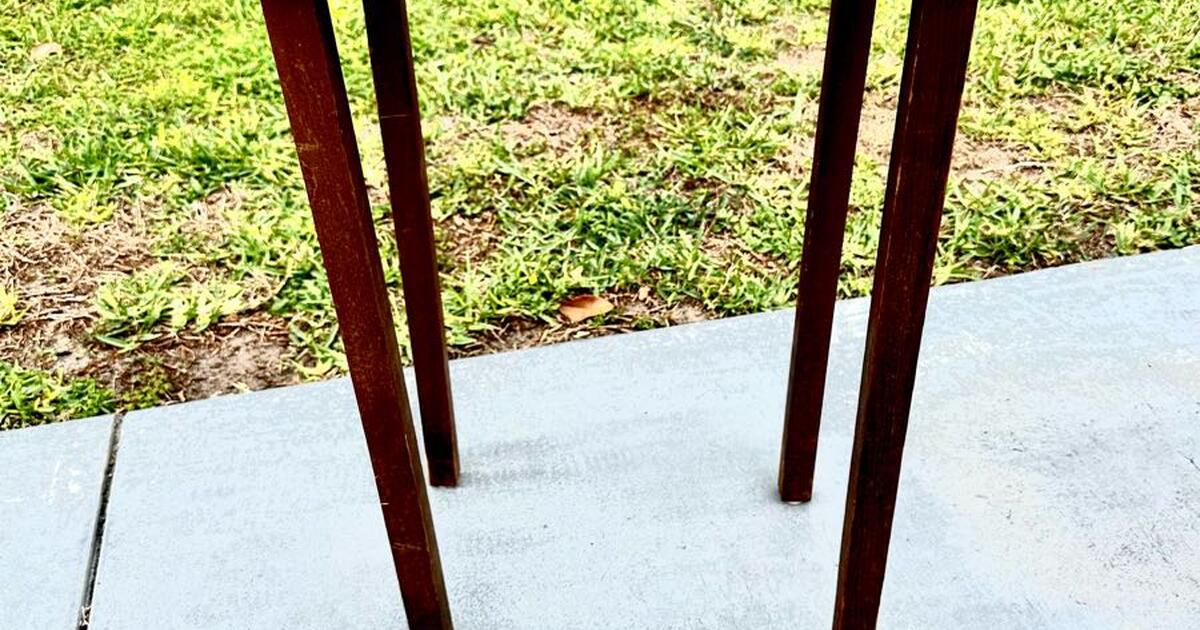 VINTAGE OAK “THE FLORSHEIM SHOE” SIDE TABLE FURNITURE for 60 in Lady