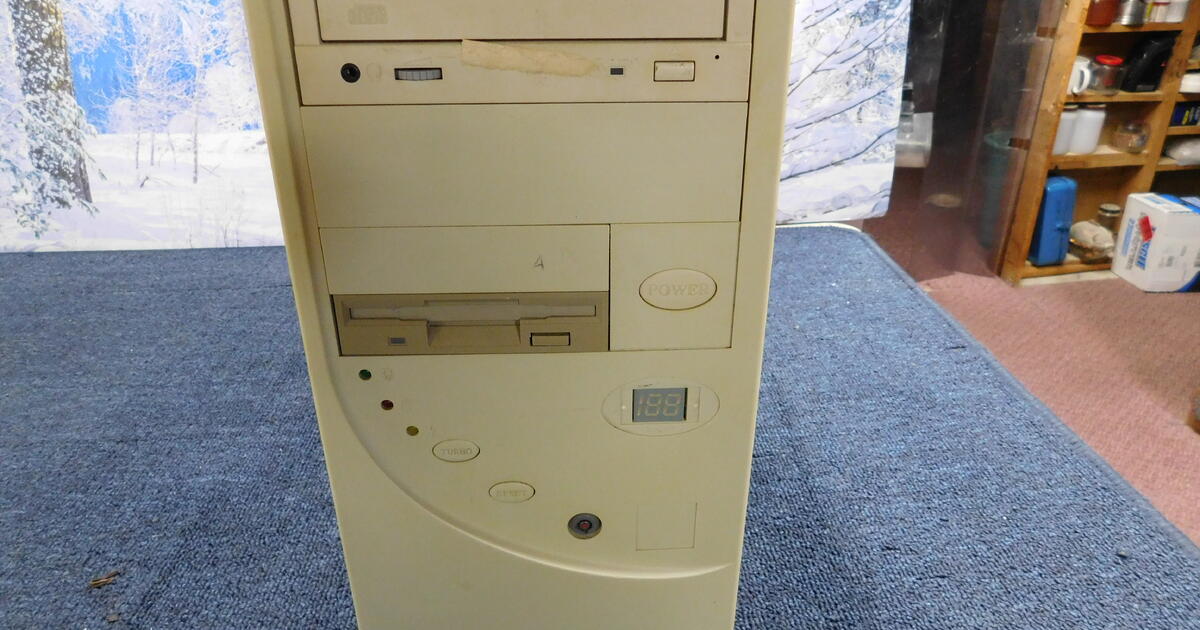 3 Real nice vintage computer cases (AT and ATX type) for 20 in