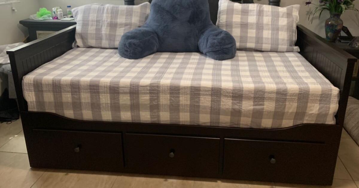 Beautiful Daybed Converts to King Bed for 350 in Sorrento, FL