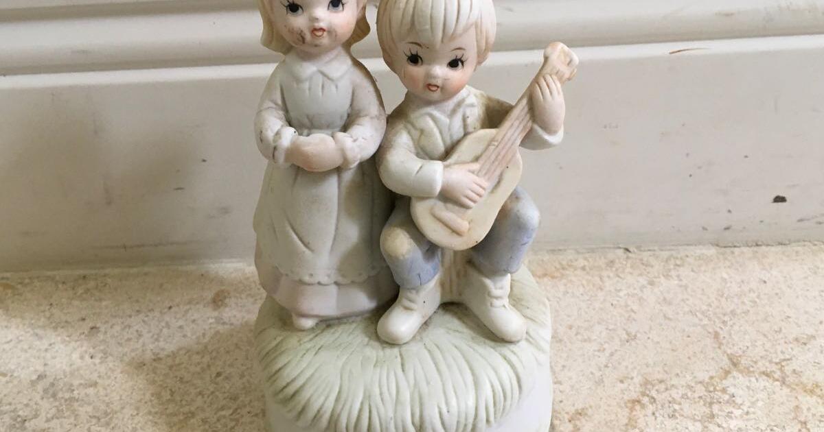 Vintage Arnart Ceramic Music Box Boy And Girl figurine for 5 in