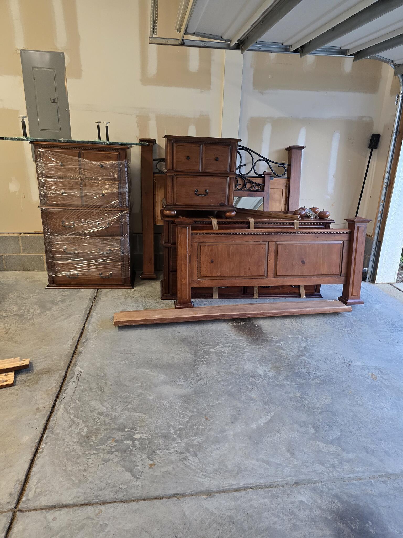🔥Free Furniture-Must Go ASAP🔥
