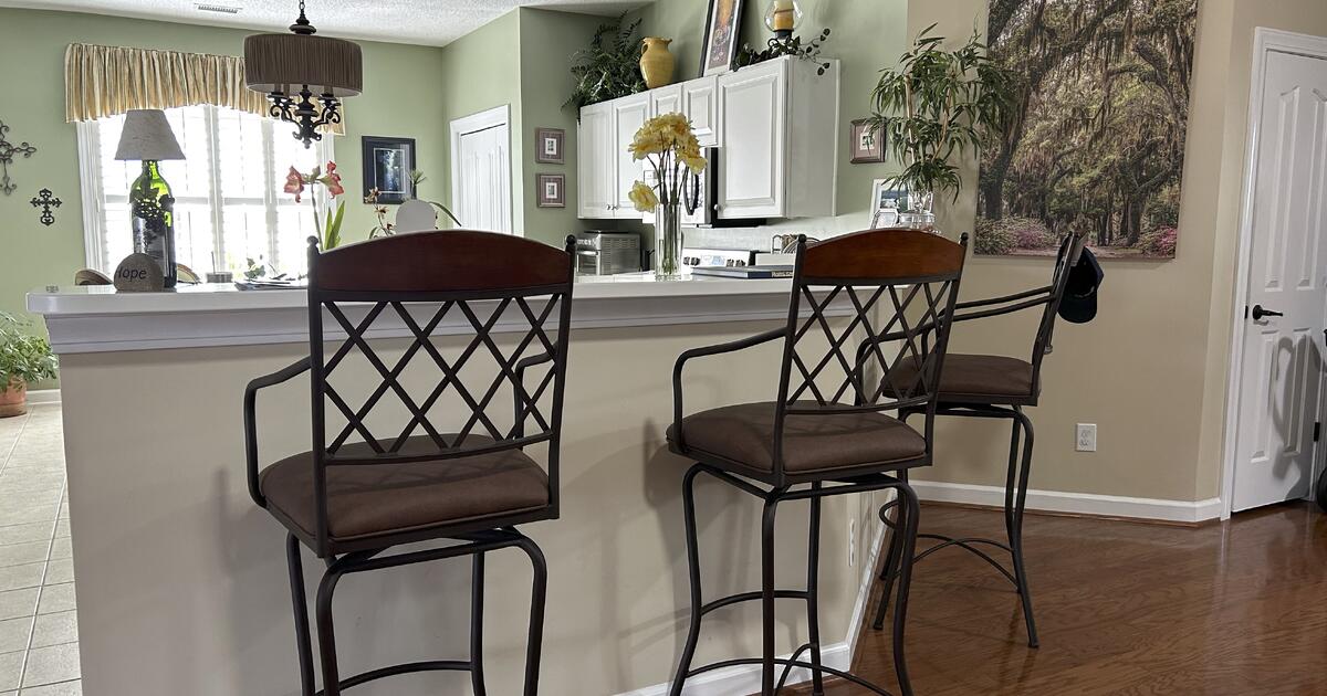 3 Bar stools in excellent condition for 100 in North Myrtle Beach, SC