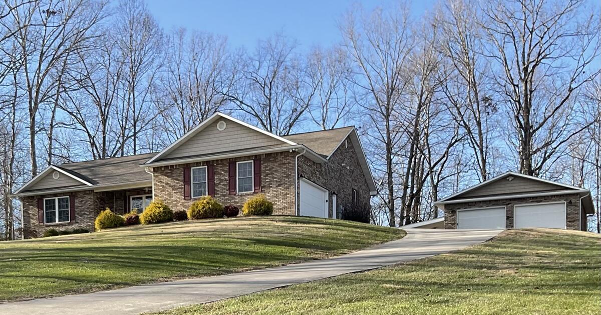 Home for sale by owner (posting for a friend) pending sale for 449900 in Tullahoma, TN For
