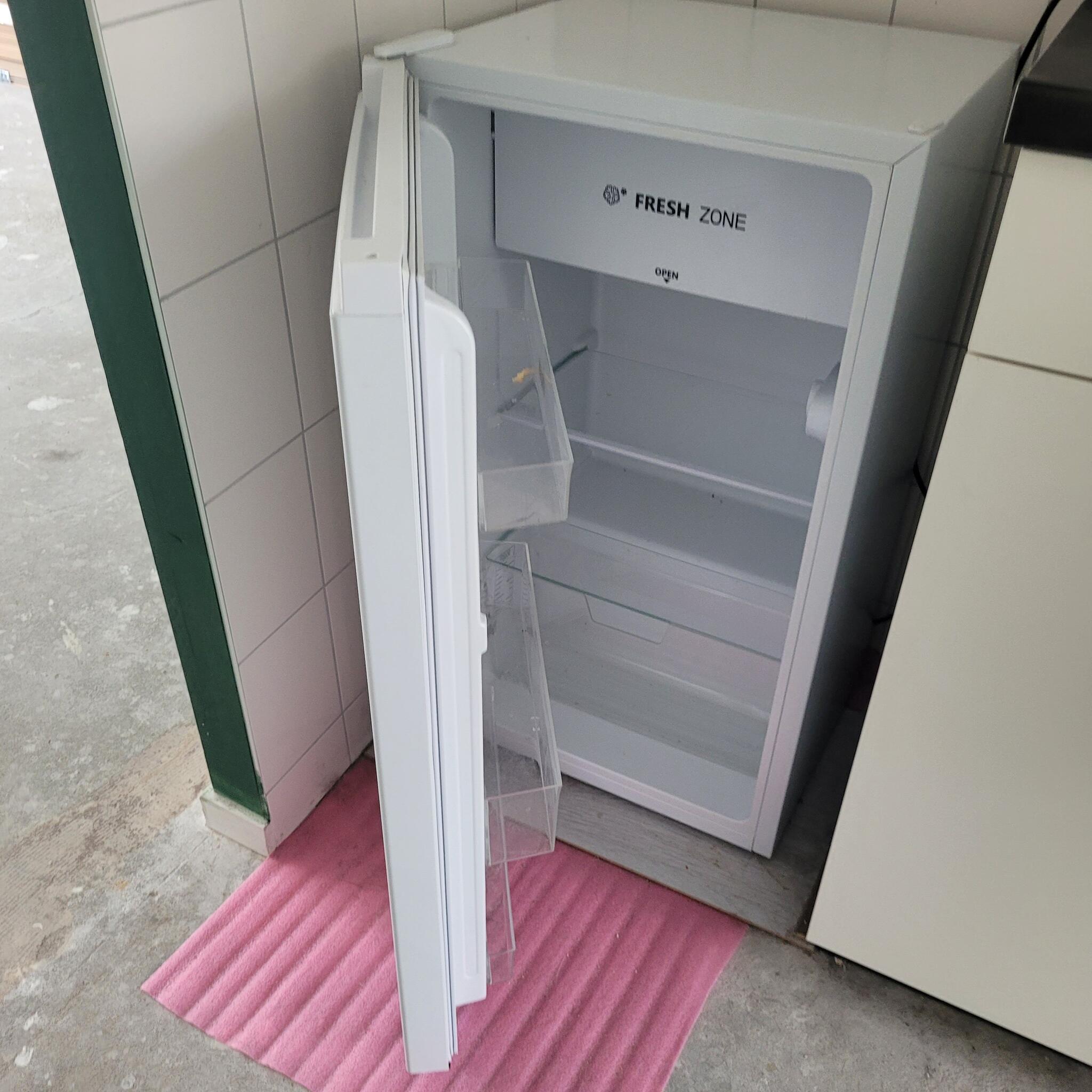 Stadspolders gratis ophalen koelkastje ,met klein vriesvakje ( doet het niet optimaal)koelgedeelte doet het goed,alleen vanaond ophalen anders grofvuil