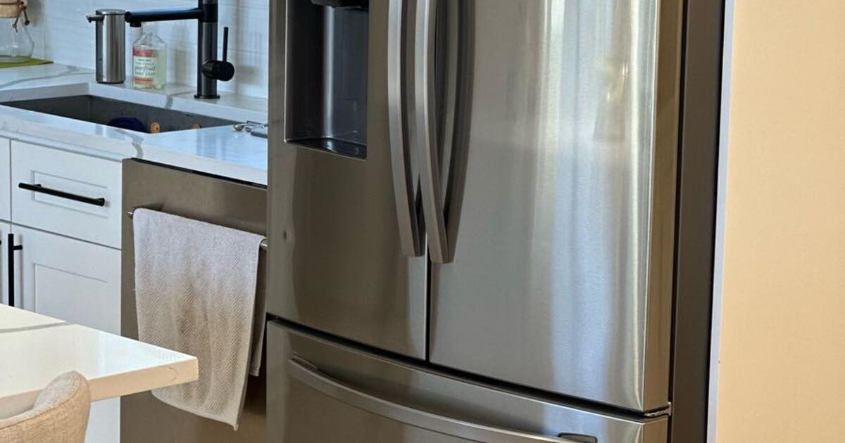 New’ish Refrigerator and Oven Range for sale for 500 in Albuquerque