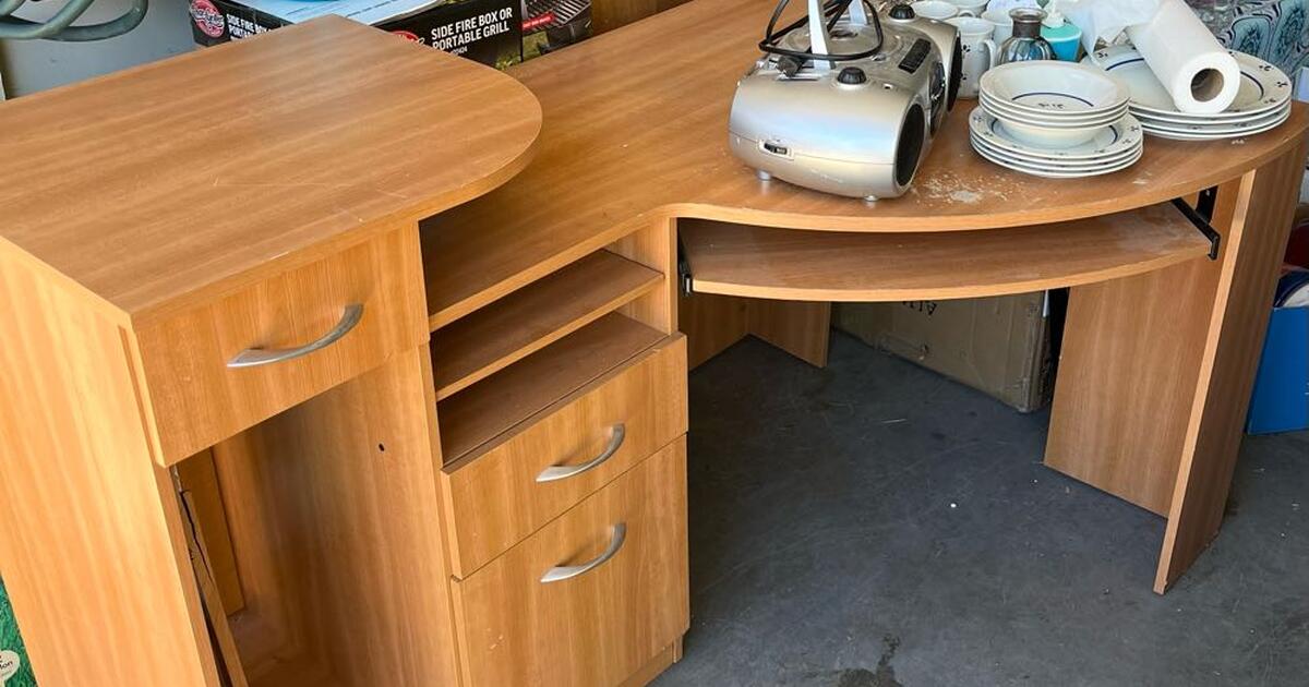 Desk for Free in Topeka, KS Finds — Nextdoor