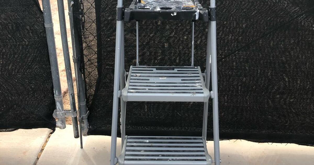 cosco 3 step ladder with tray for 50 in Las Vegas, NV For Sale