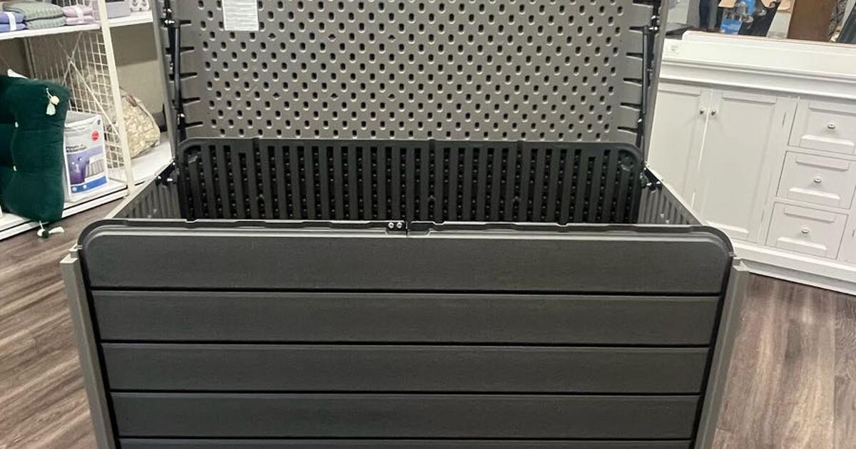 Lifetime 165 gallon Deck Box/50 Off Retail Price for 124 in Hot
