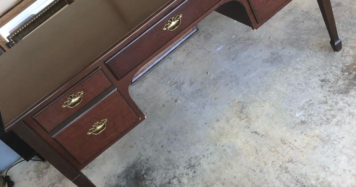 Desk for 130 in Lafayette, LA For Sale & Free — Nextdoor