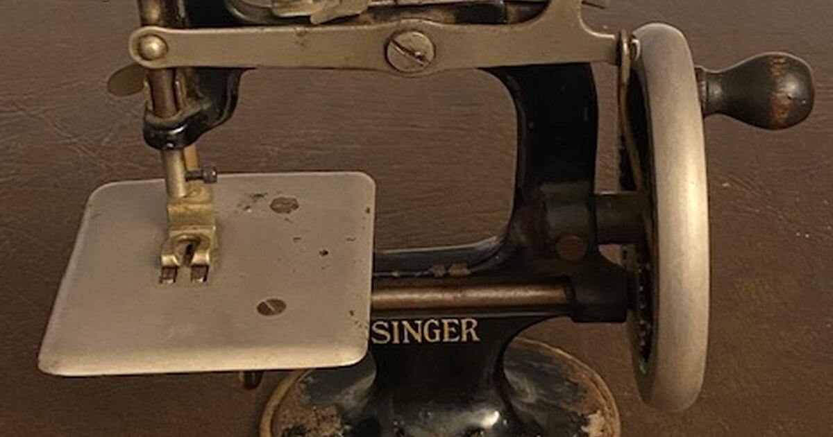 Vintage Singer 1920's Miniature Toy Hand Crank Sewing Machine for 100