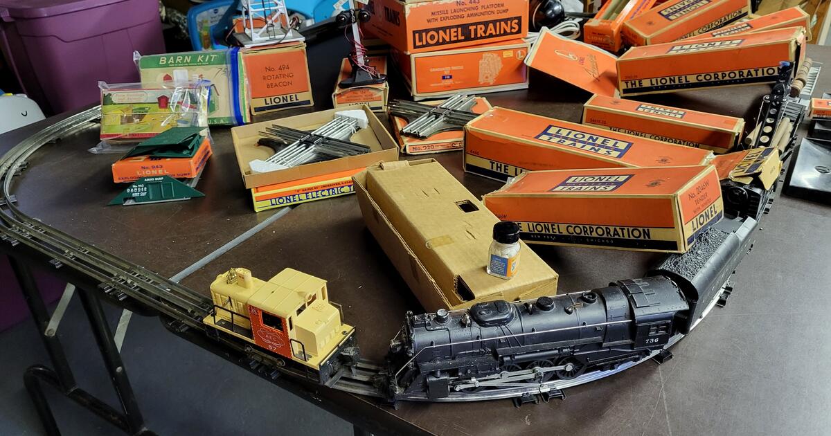 3 Used Lionel Train Sets with accessories for 975 in Fraser, MI