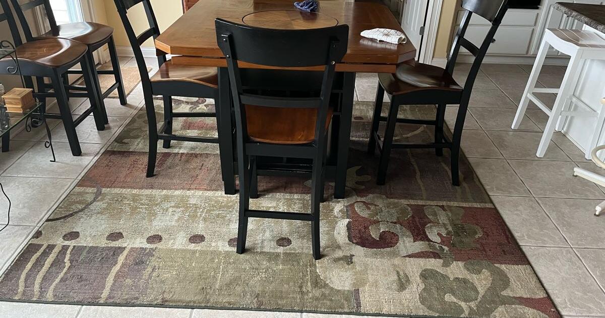 2 Large area rugs and wall hanging for 175 in Fort Wayne, IN For