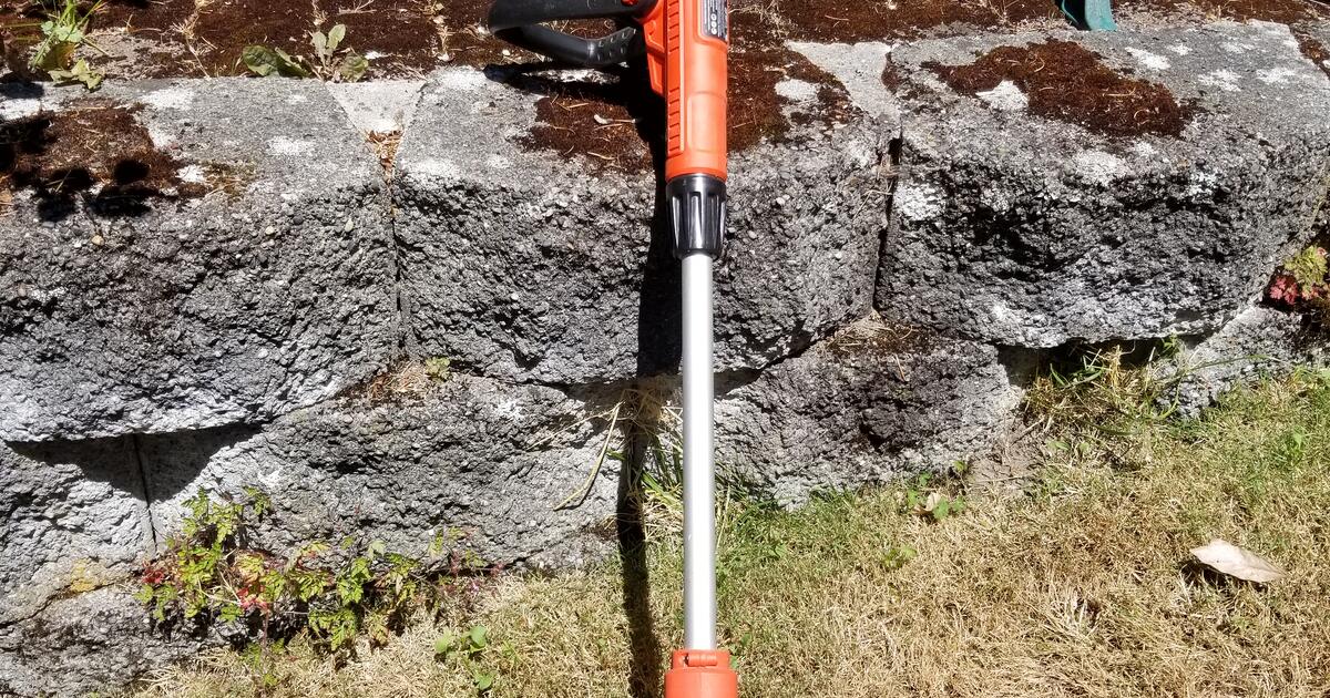 Black & Decker GH900 corded electric string trimmer/edger for 20 in