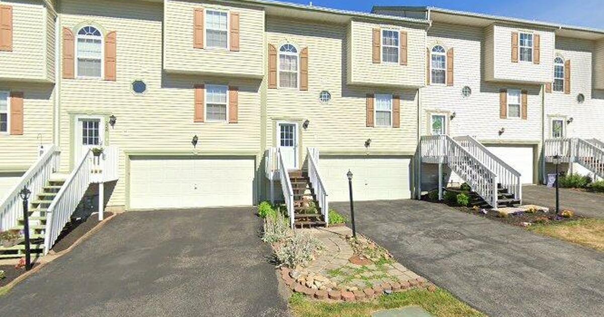 Townhome for sale by owner Scenic Hill Drive Carnegie for 237000 in